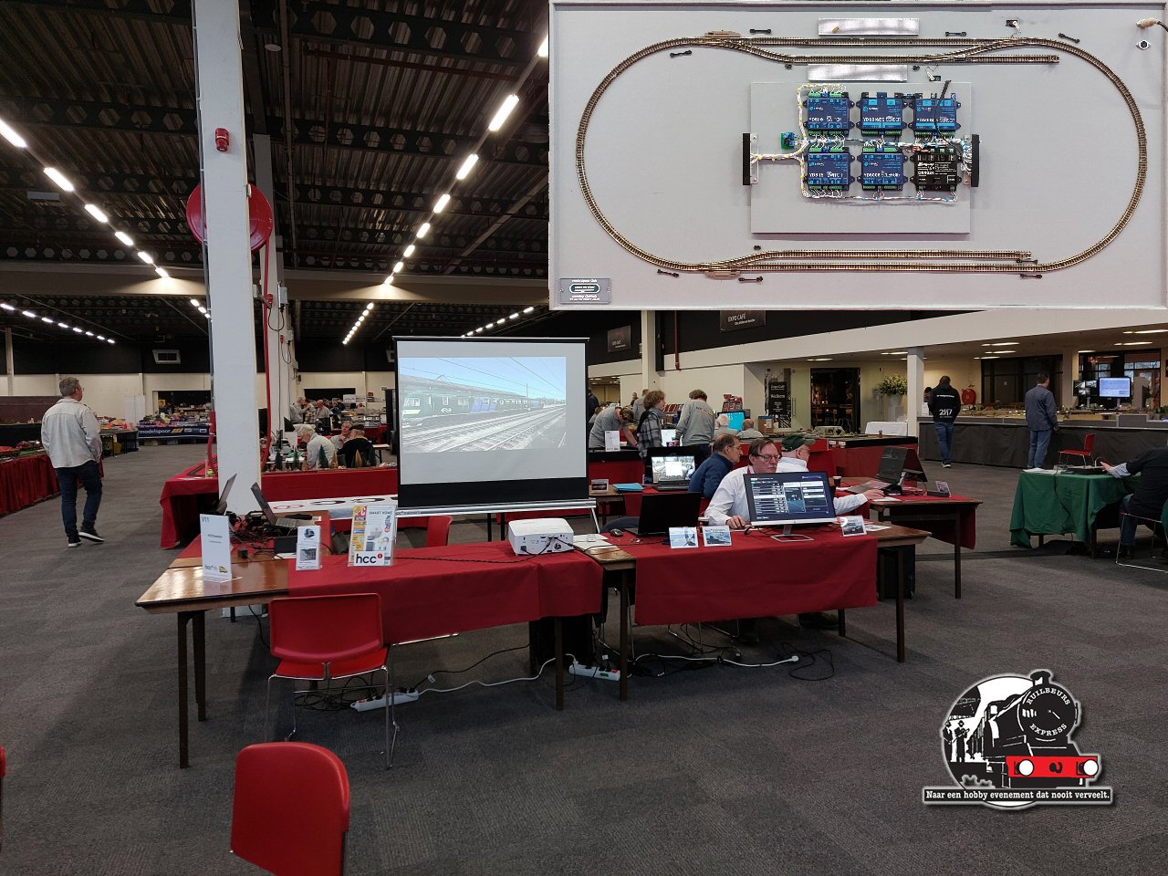 Foto collage met de stand van HCC!trainsim op de beurs van 2024 en een digitale modelspoorbaan